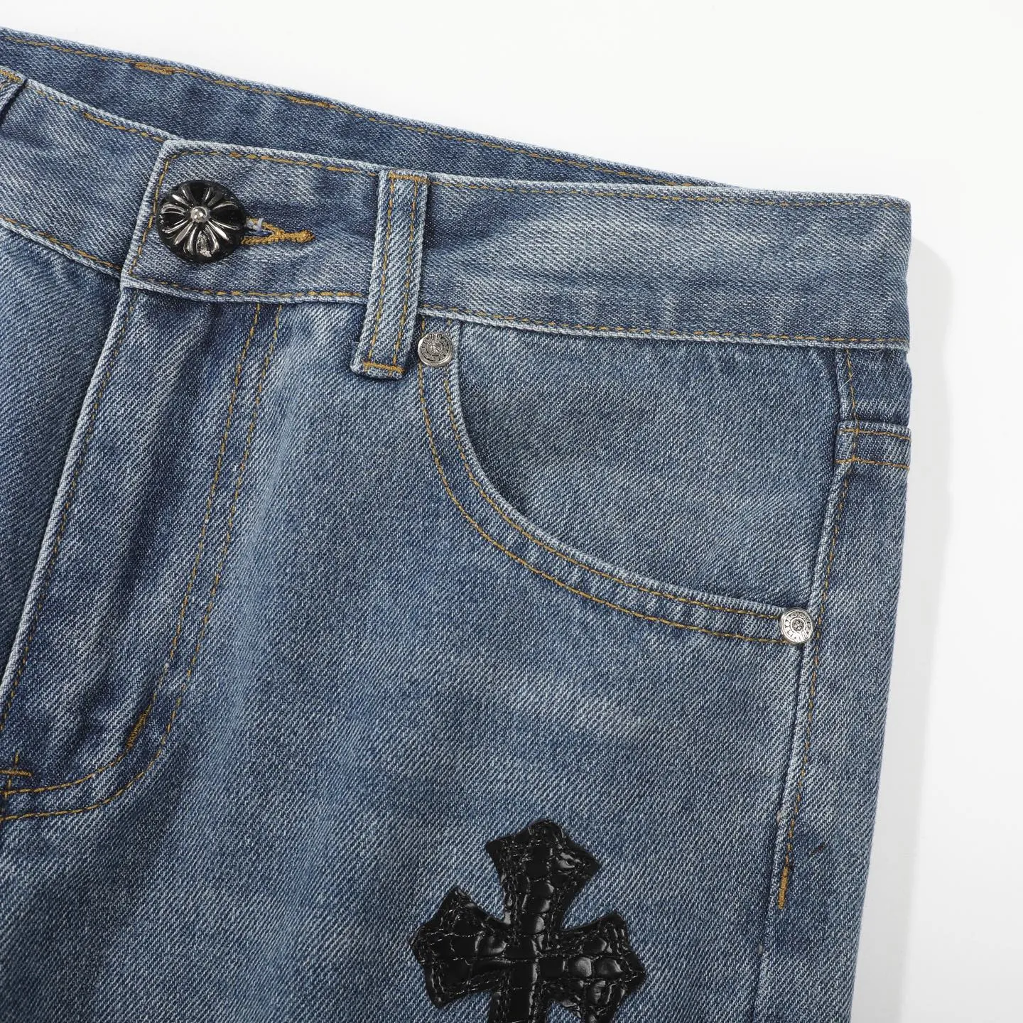 P240 Chrome hearts print stitching black leather classic washed jeans. Really restores the ultimate vintage texture. Three-dimensional version. Loose and comfortable, not picky on the figure. Looks taller and slimmer. Factory precision. Original factory quality control. Same style for men and women. Can be matched with couples. Versatile recommendation. Must-have jeans for all seasons. Fashionistas have been disappointed. From the quality selection of fabrics, the tailoring of details, and the matching of patterns, they are all impeccable! The upper body is so handsome when worn...it can be easily worn by men, women and children! The craftsmanship is made of heavy-duty washed pure cotton denim fabric. After washing, it is soft and thick. It is very stylish when worn on the body. Color: blue Size: 28 30 32 34 36
